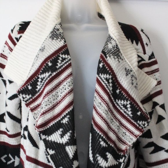 Bobeau Aztec Printed Sweater - Picture 3 of 6